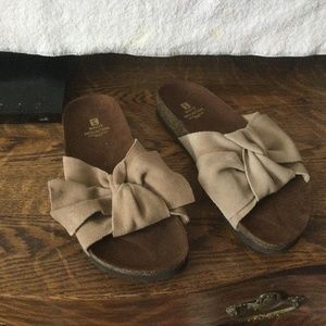 Size 8 Women’s White Mountain Suede Slides